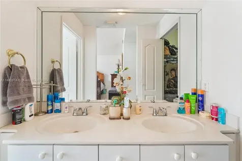 2784 W 70th Street Hialeah FL 33016