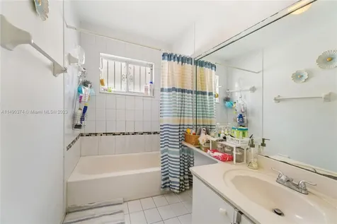 2784 W 70th Street Hialeah FL 33016
