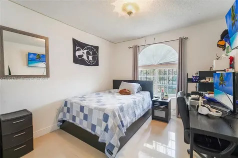 2784 W 70th Street Hialeah FL 33016