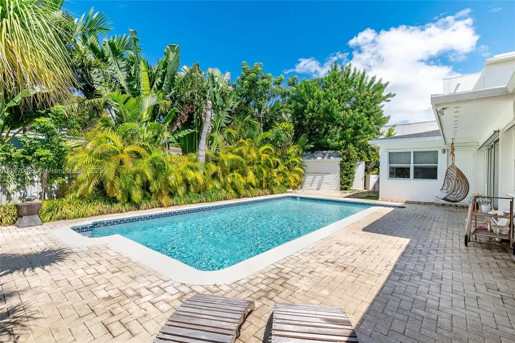 654 Hampton Lane Key Biscayne FL 33149