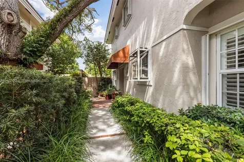 6859 SW 89th Terrace Pinecrest FL 33156
