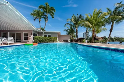2500 NE 199th Street Miami FL 33180