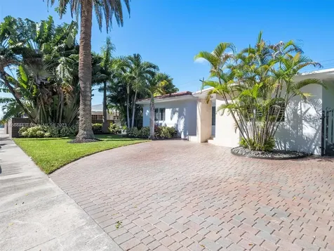 7504 Jewel Avenue North Bay Village FL 33141