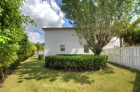 203 La Costa Lane Weston FL 33326
