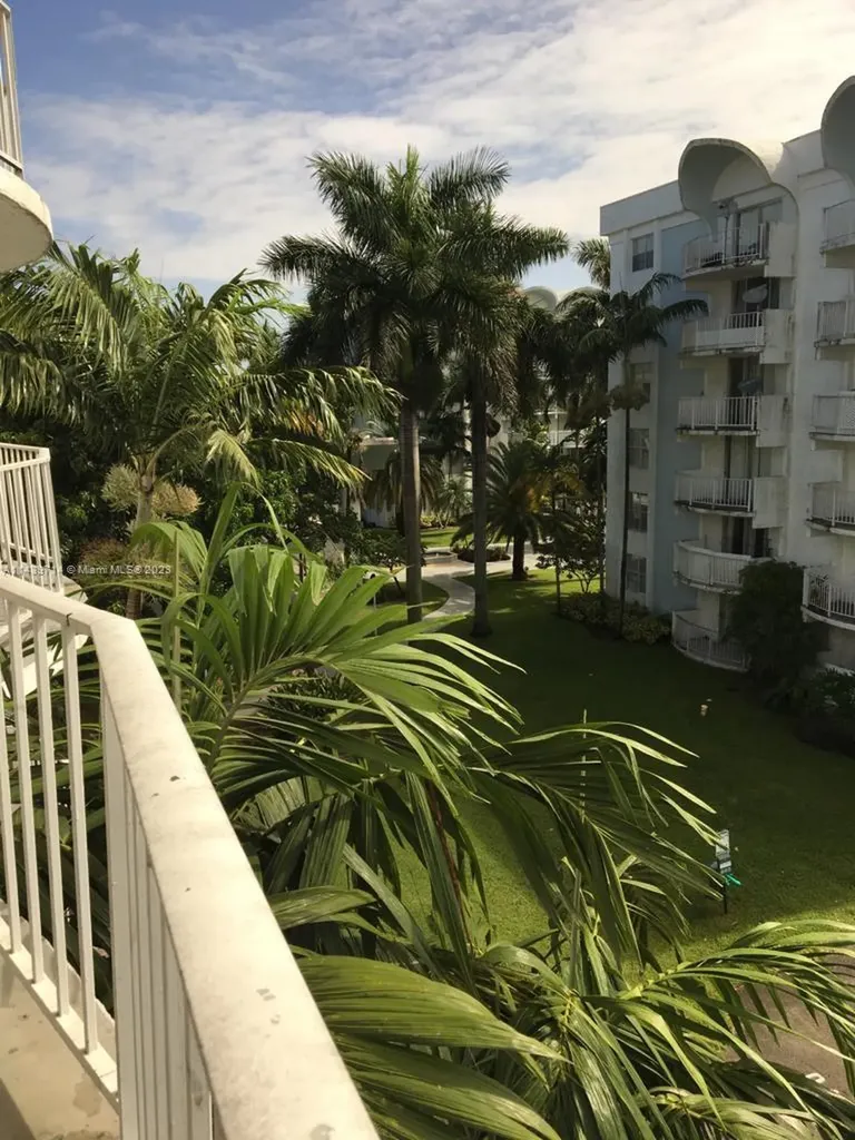 498 NW 165th Street Road Miami FL 33169