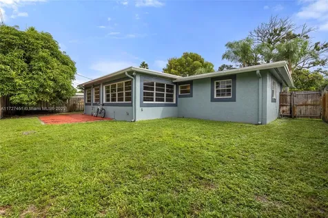 720 SW 69th Way Pembroke Pines FL 33023