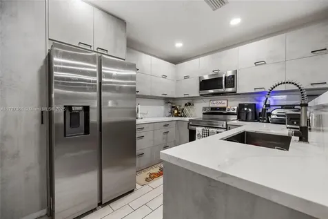 720 SW 69th Way Pembroke Pines FL 33023