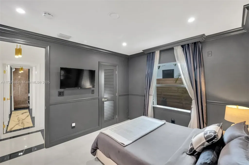 726 NE 17th Way Fort Lauderdale FL 33304