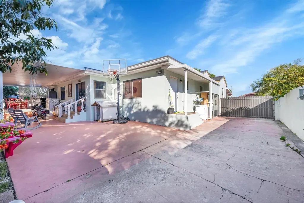 462 E 39th Street Hialeah FL 33013