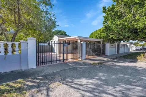 462 E 39th Street Hialeah FL 33013
