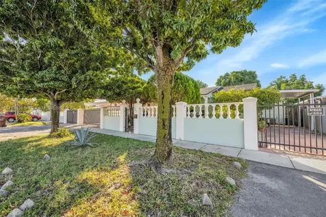 462 E 39th Street Hialeah FL 33013