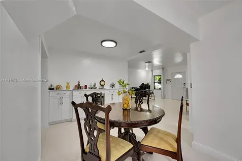 462 E 39th Street Hialeah FL 33013