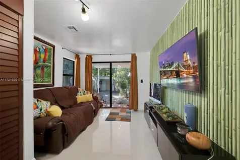 462 E 39th Street Hialeah FL 33013