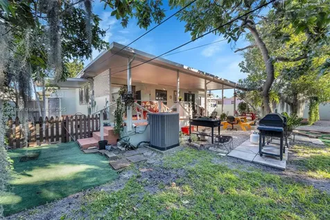 462 E 39th Street Hialeah FL 33013