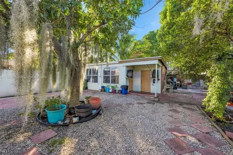 462 E 39th Street Hialeah FL 33013