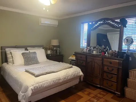 6760 W 6th Court Hialeah FL 33012