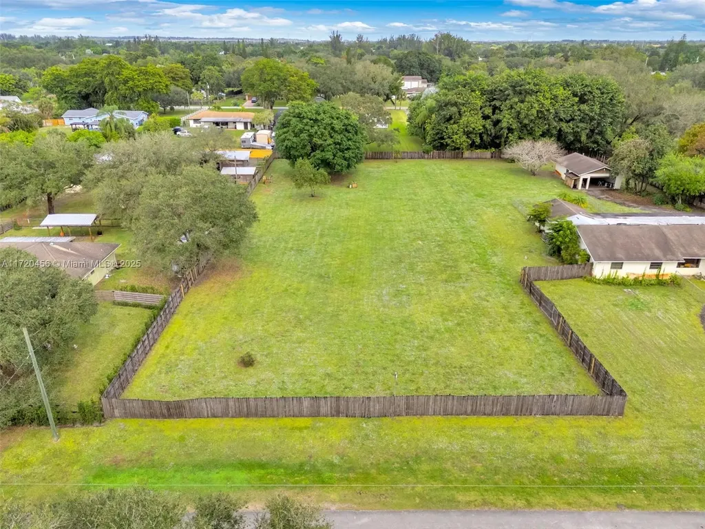 23 SW Street Davie FL 33325