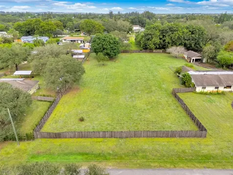 23 SW Street Davie FL 33325