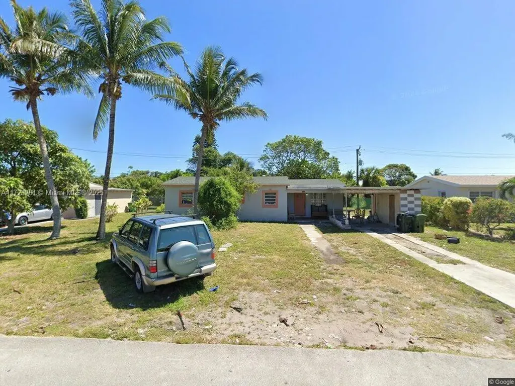 208 SW 8th Court Delray Beach FL 33444