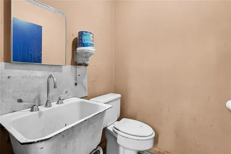 2700 W 79th Street Hialeah FL 33016