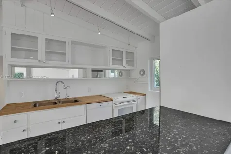 420 NE 154th Street Miami FL 33162