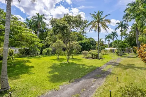 420 NE 154th Street Miami FL 33162