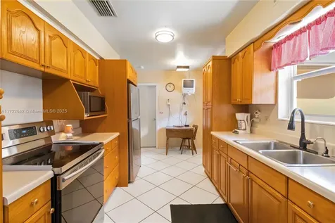 6431 SW 7th Street Pembroke Pines FL 33023