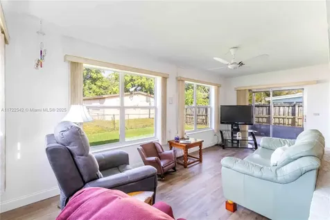 6431 SW 7th Street Pembroke Pines FL 33023