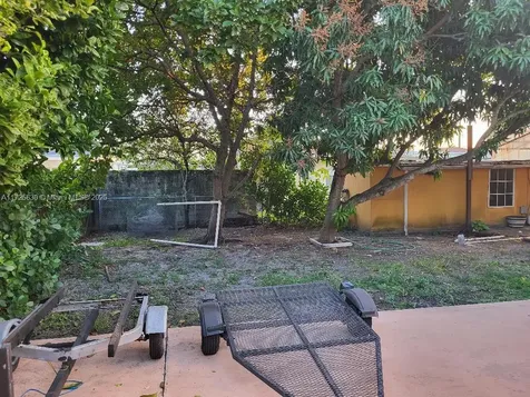 3240 NW 18th Street Miami FL 33125