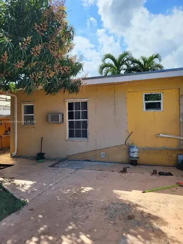 3240 NW 18th Street Miami FL 33125