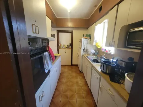 3240 NW 18th Street Miami FL 33125