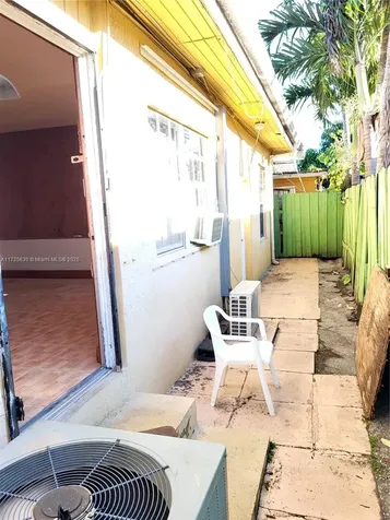 3240 NW 18th Street Miami FL 33125