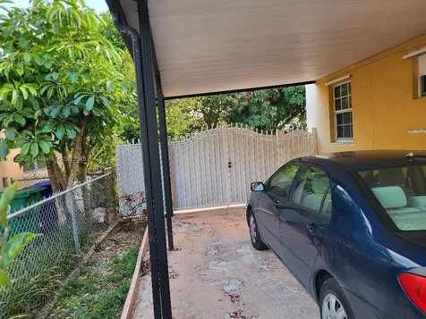 3240 NW 18th Street Miami FL 33125
