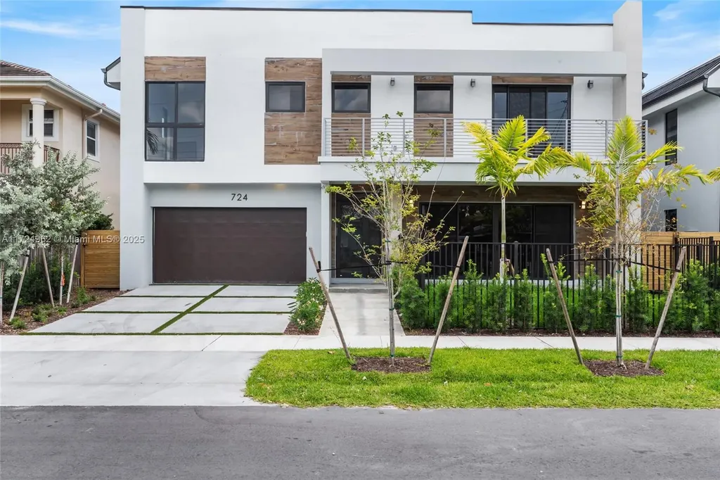 724 SW 8th Way Fort Lauderdale FL 33315