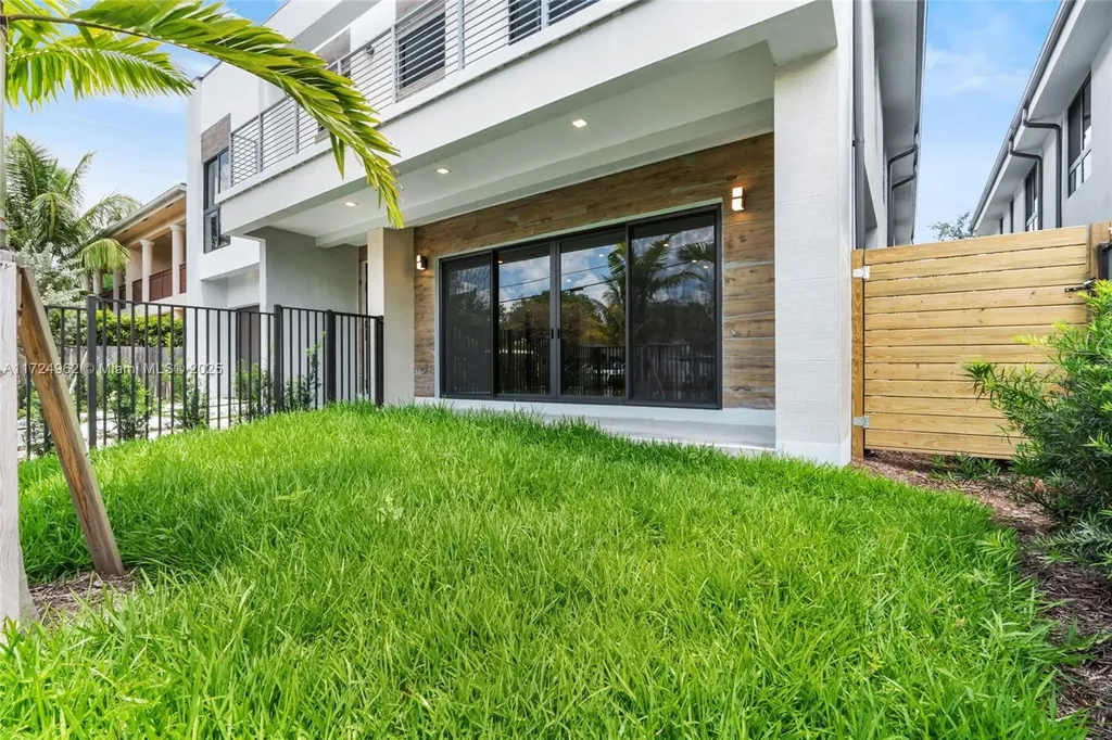 724 SW 8th Way Fort Lauderdale FL 33315