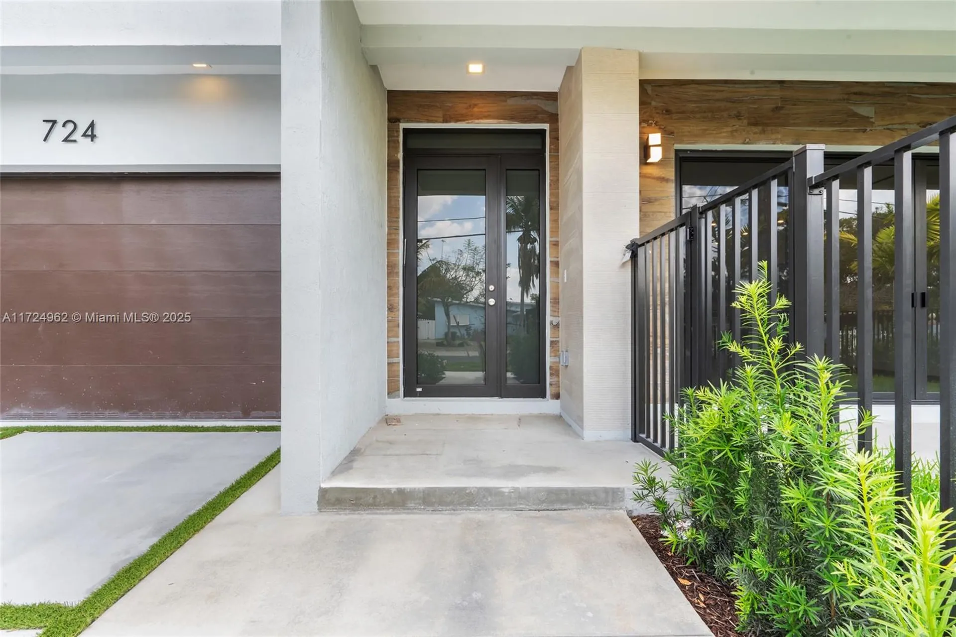 724 SW 8th Way Fort Lauderdale FL 33315