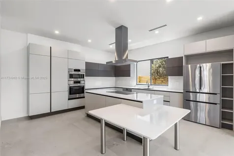 724 SW 8th Way Fort Lauderdale FL 33315