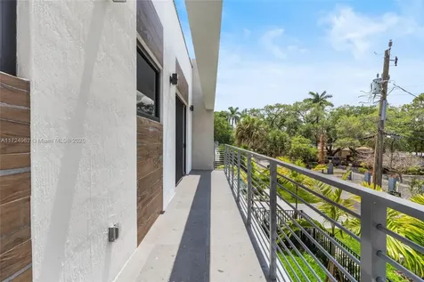 724 SW 8th Way Fort Lauderdale FL 33315