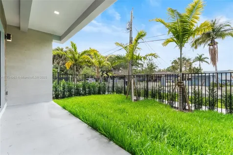 724 SW 8th Way Fort Lauderdale FL 33315