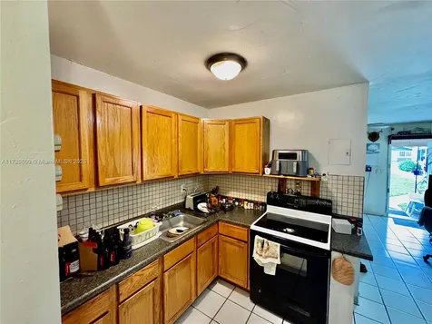 883 NE 39th Street Oakland Park FL 33334