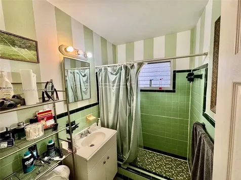 883 NE 39th Street Oakland Park FL 33334