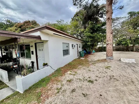 883 NE 39th Street Oakland Park FL 33334