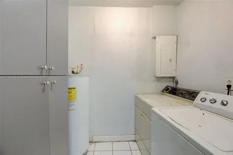 5632 SW 20th Street West Park FL 33023