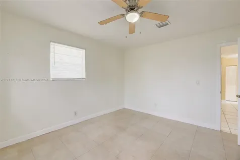 5632 SW 20th Street West Park FL 33023