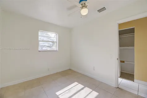 5632 SW 20th Street West Park FL 33023