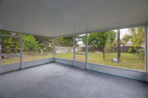 5632 SW 20th Street West Park FL 33023