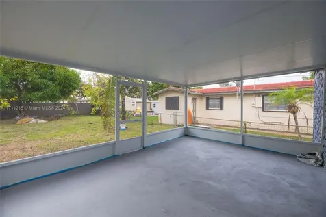 5632 SW 20th Street West Park FL 33023