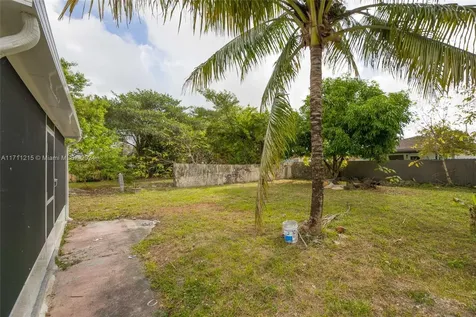 5632 SW 20th Street West Park FL 33023