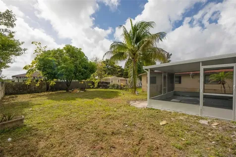 5632 SW 20th Street West Park FL 33023