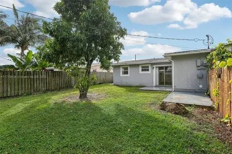 1932 SW 69th Avenue North Lauderdale FL 33068